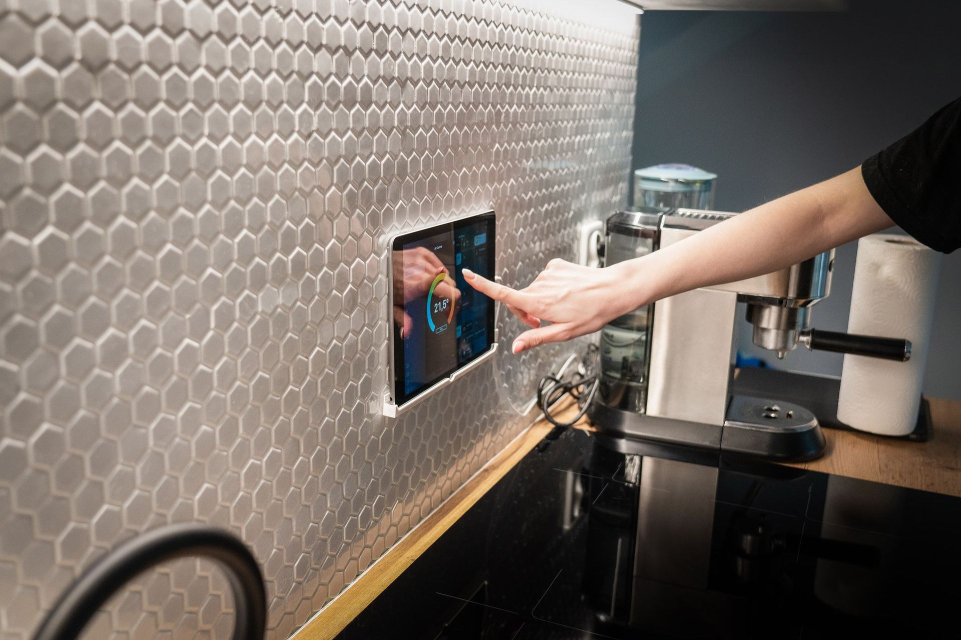 Hand bedient ein Smart-Home-Bedienfeld
