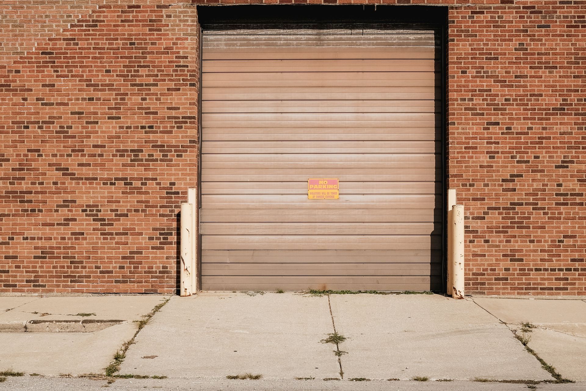 Graues Sektionaltor an einer Garage